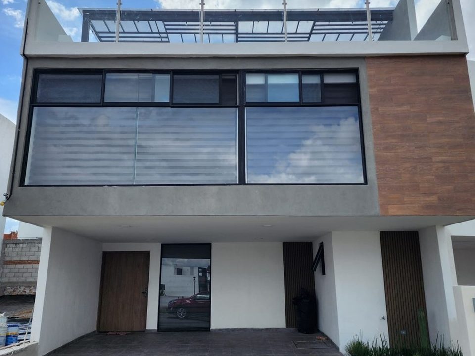 Casa de 3 recámaras con sótano y roof garden en Residencial Punta del Sol, Puebla